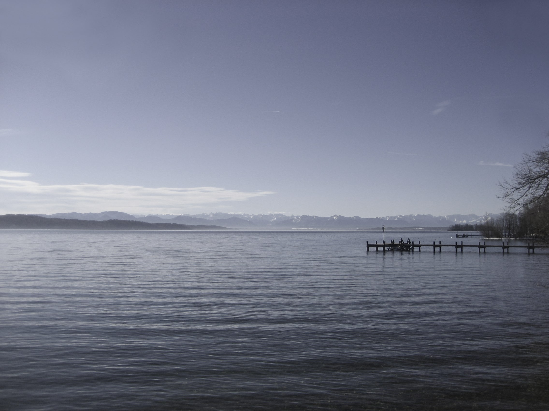 Seeblick mit Steg und Bergpanorama